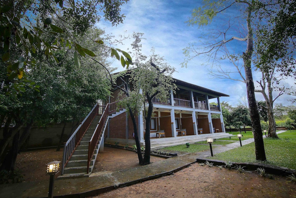 Elephas Resort & Spa in AVUDANGAWA