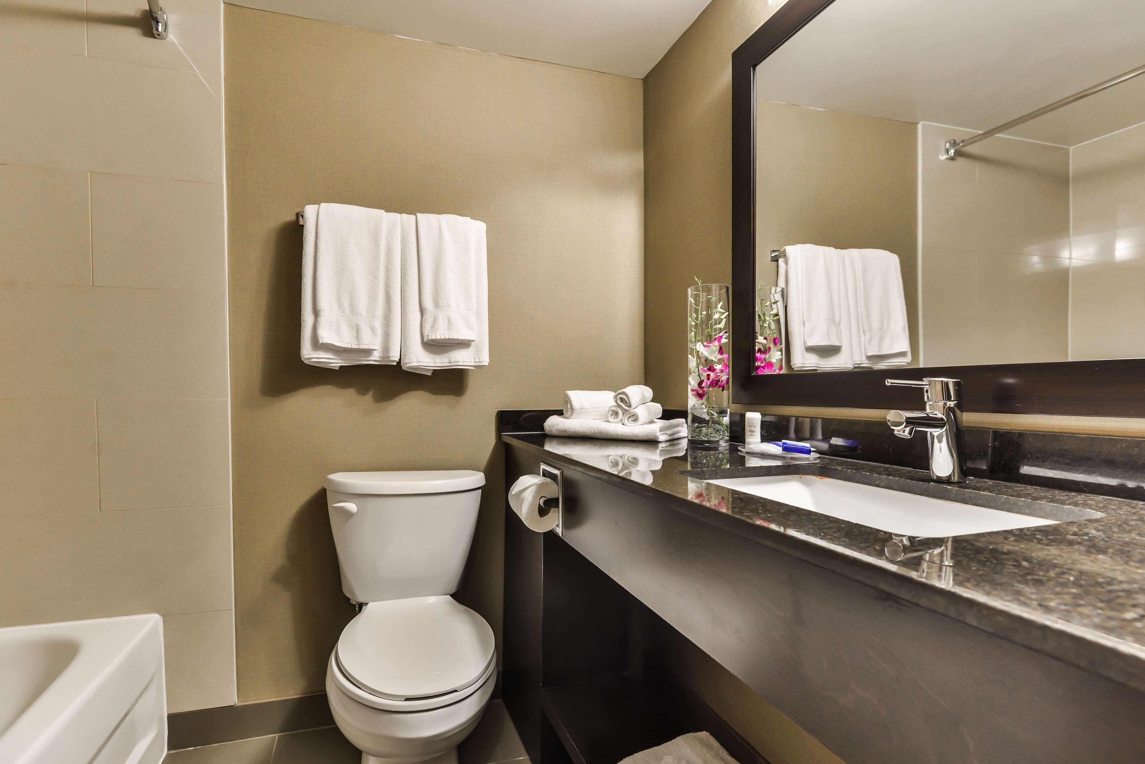 Room, 2 Queen Beds, Atrium View, Elegance Access، Best Western Plus Leamington Hotel and Conference Centre 4/4