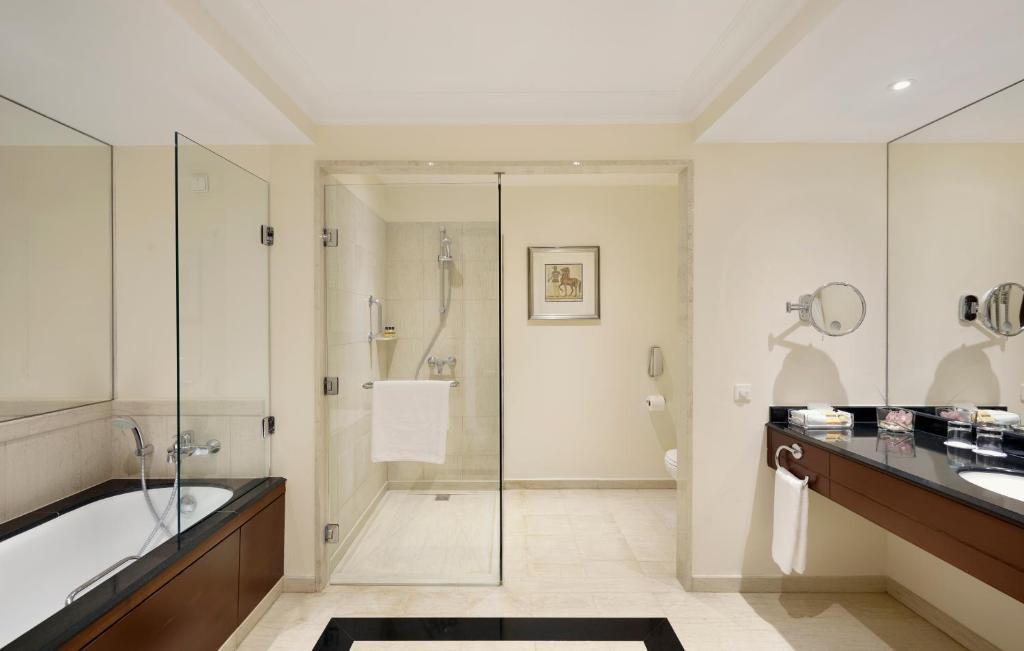 Regency, Suite, King Bed, Pool View