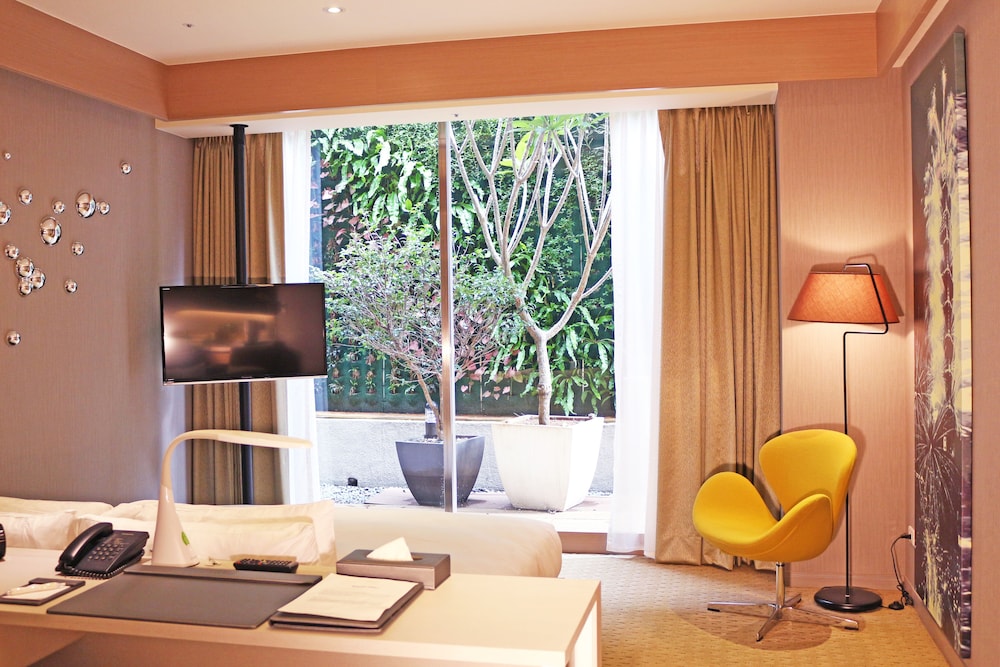 Sparkle Hotel 35/48