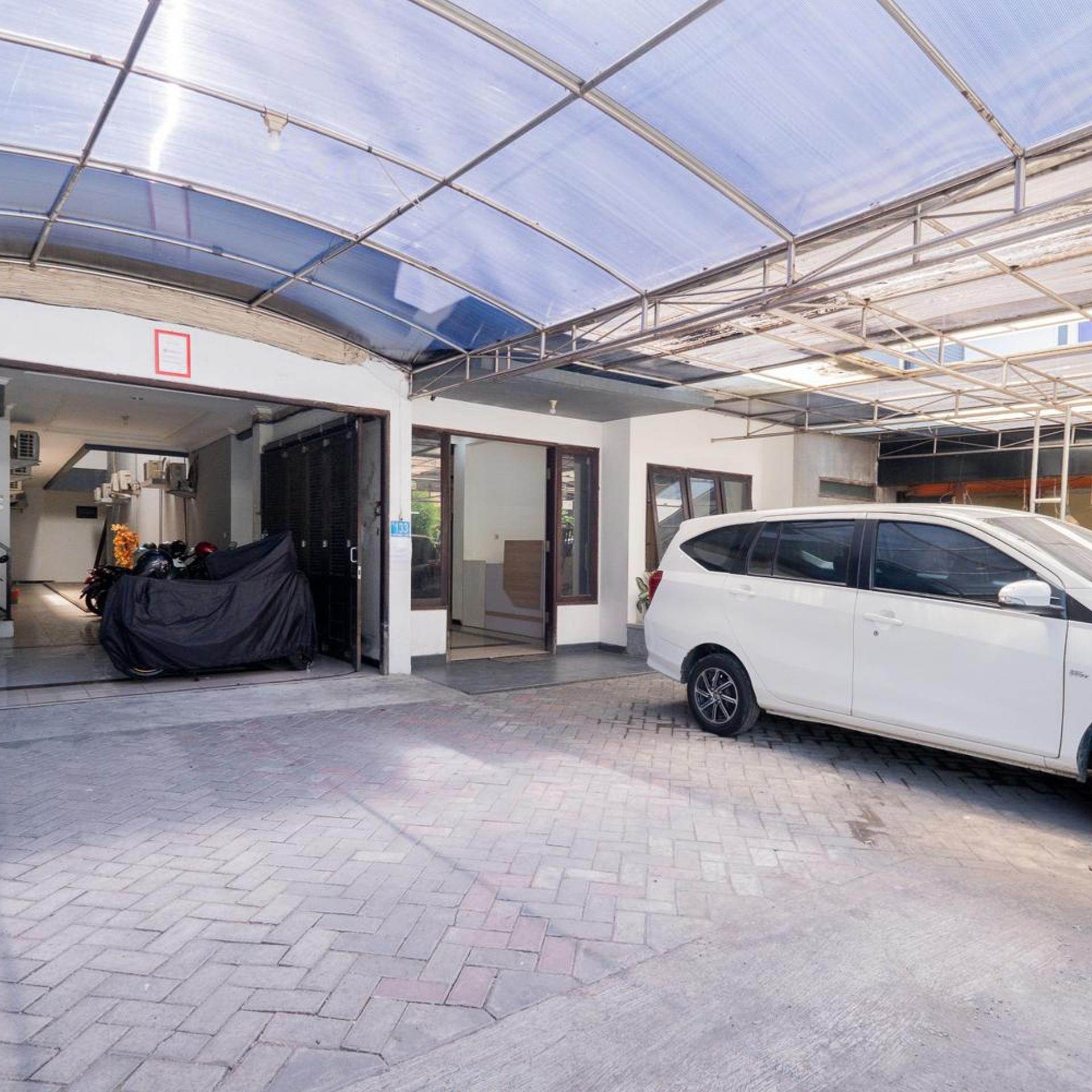 OYO Flagship 90524 Holistay Surabaya New 32/33