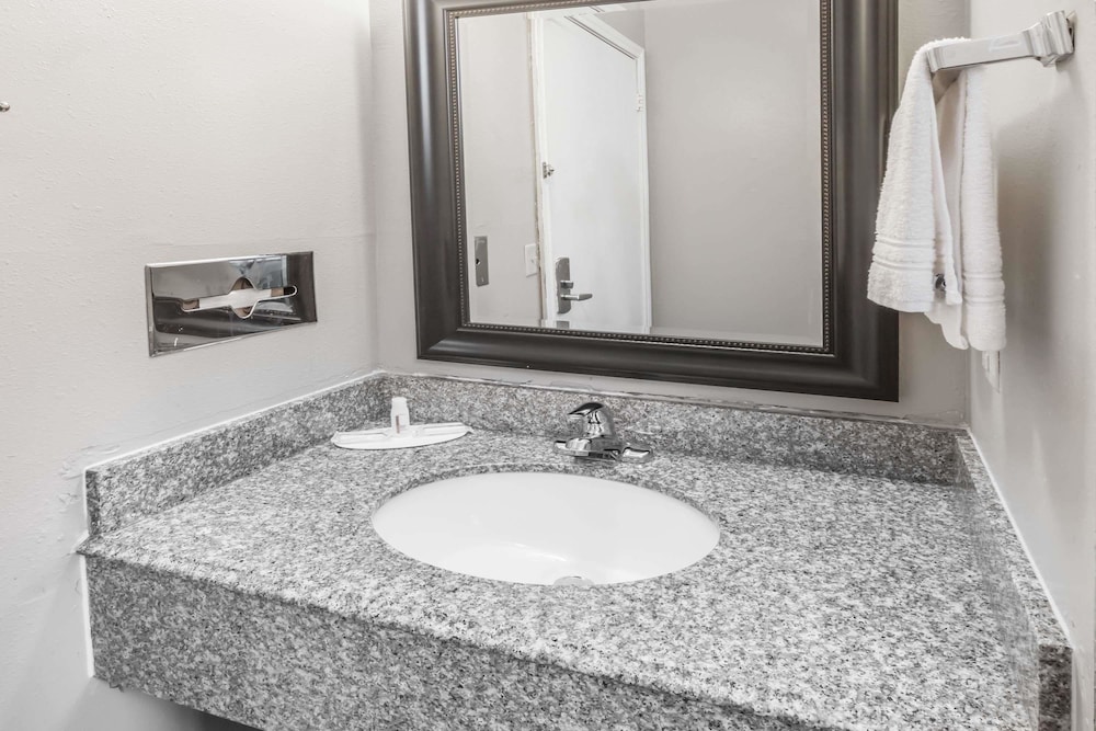 Super 8 By Wyndham Chickasha 14/28