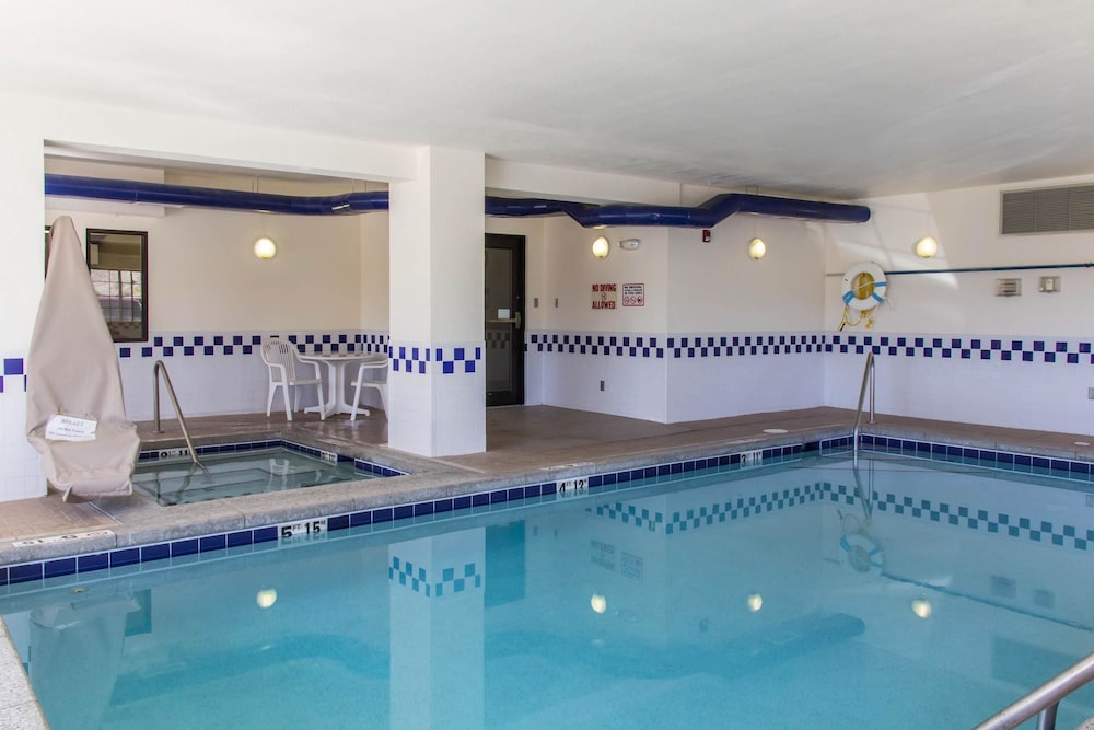 Quality Inn & Suites Vail Valley 4/35