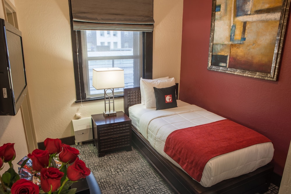 ROOM, TWIN BEDS