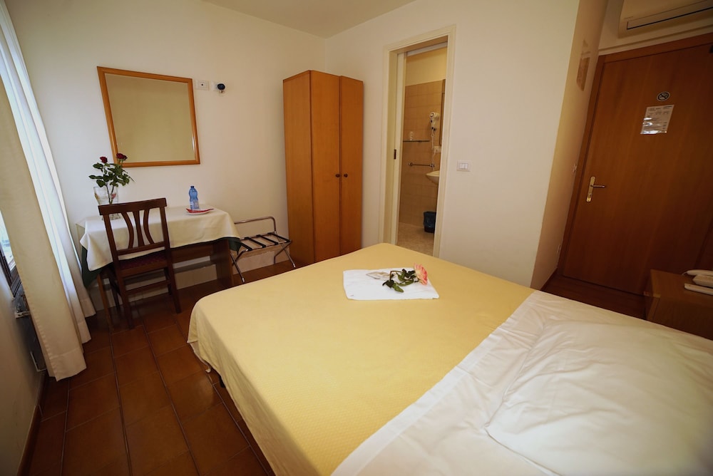 Canada Hotel Venice 6/20