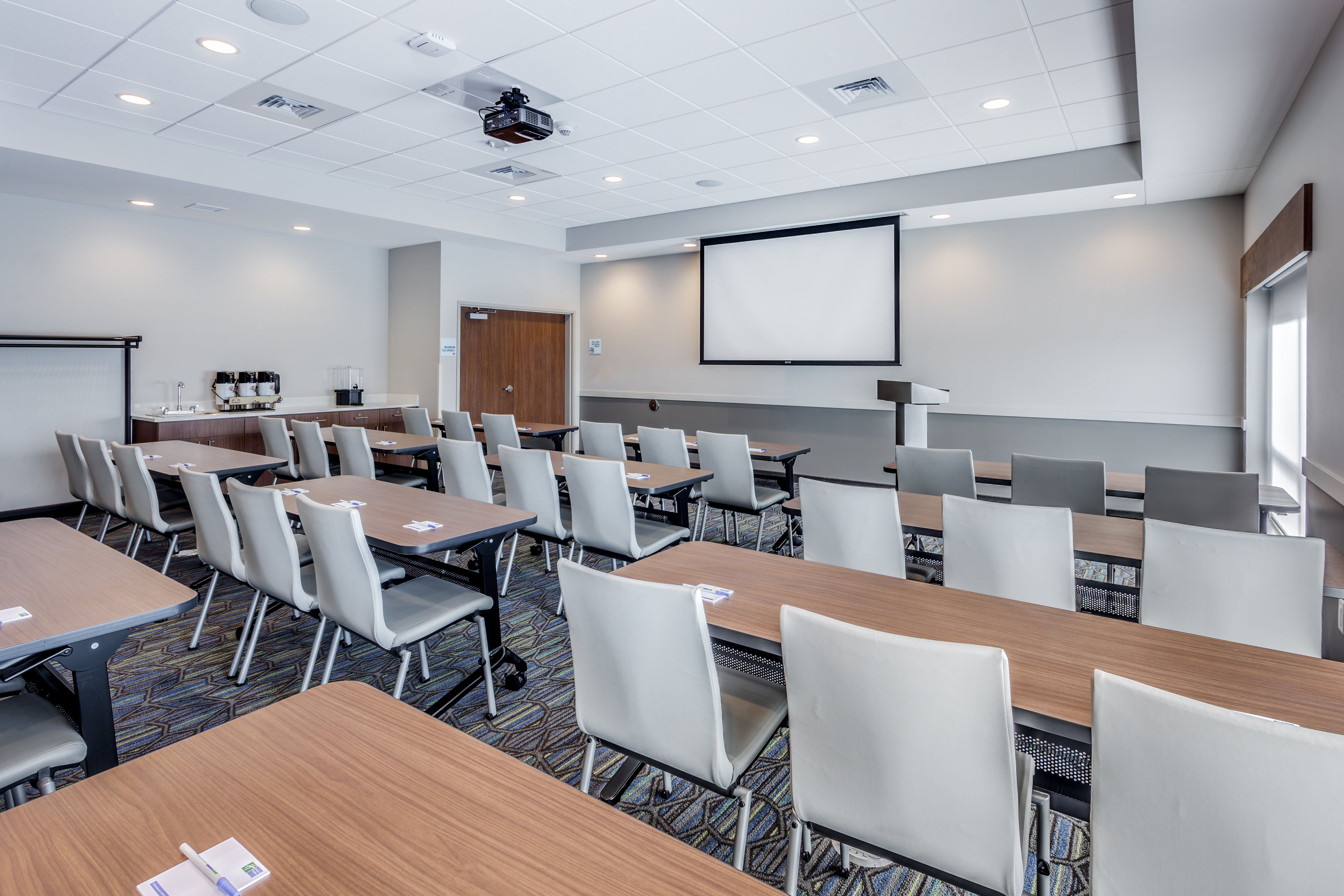 Holiday Inn Express Suites Rice Lake 56/72