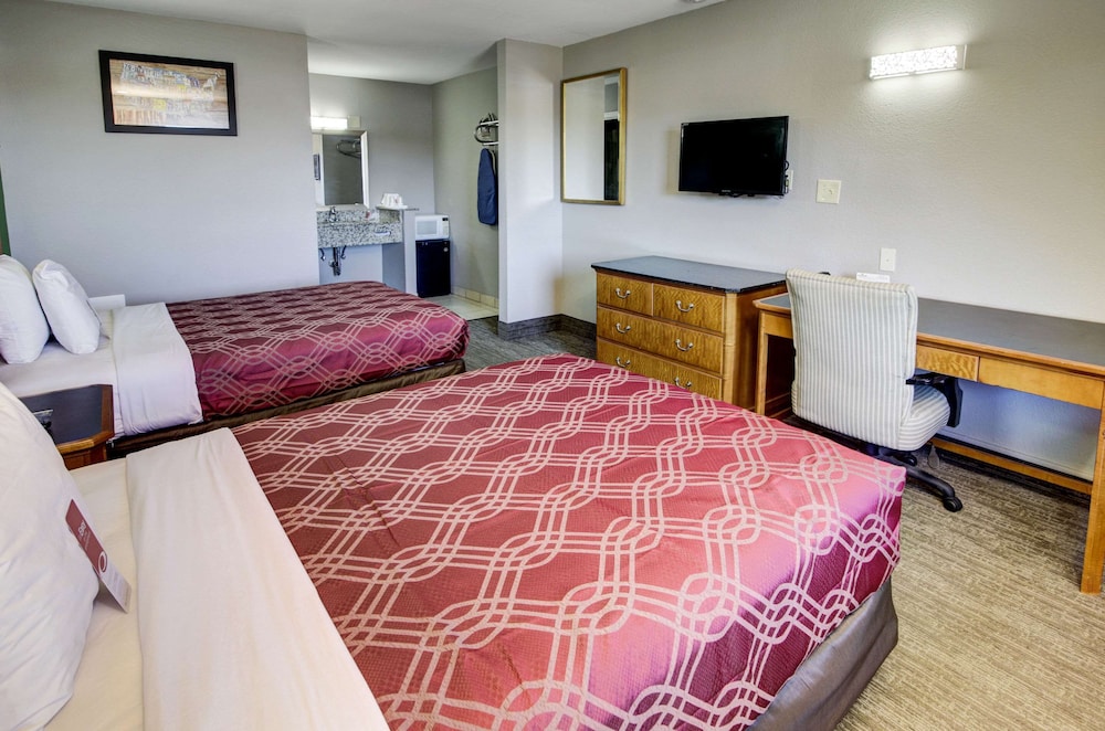STANDARD, 2 DOUBLE BEDS