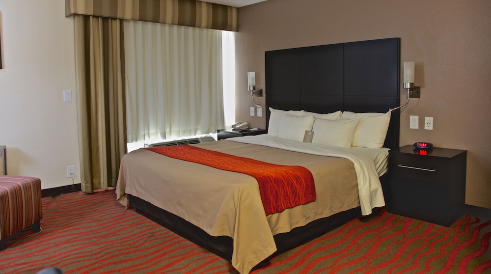 ROOM, QUEEN BED