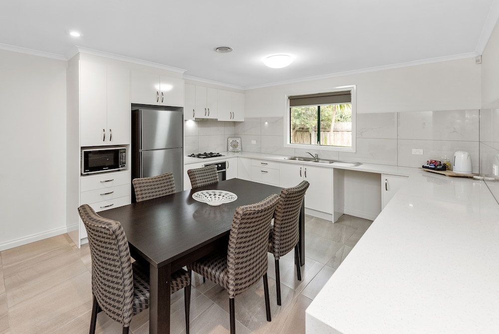 Fawkner Suites Serviced Apartments 50/64