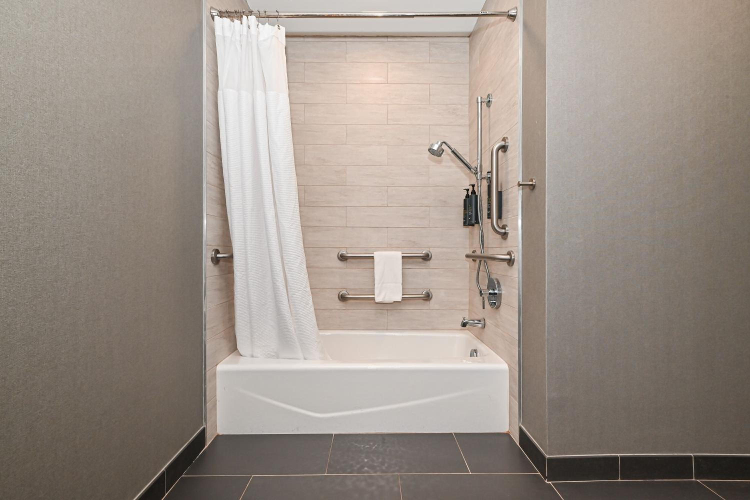 Aloft, Guest Room, 2 Queen Beds، Aloft Charlotte City Center 6/10