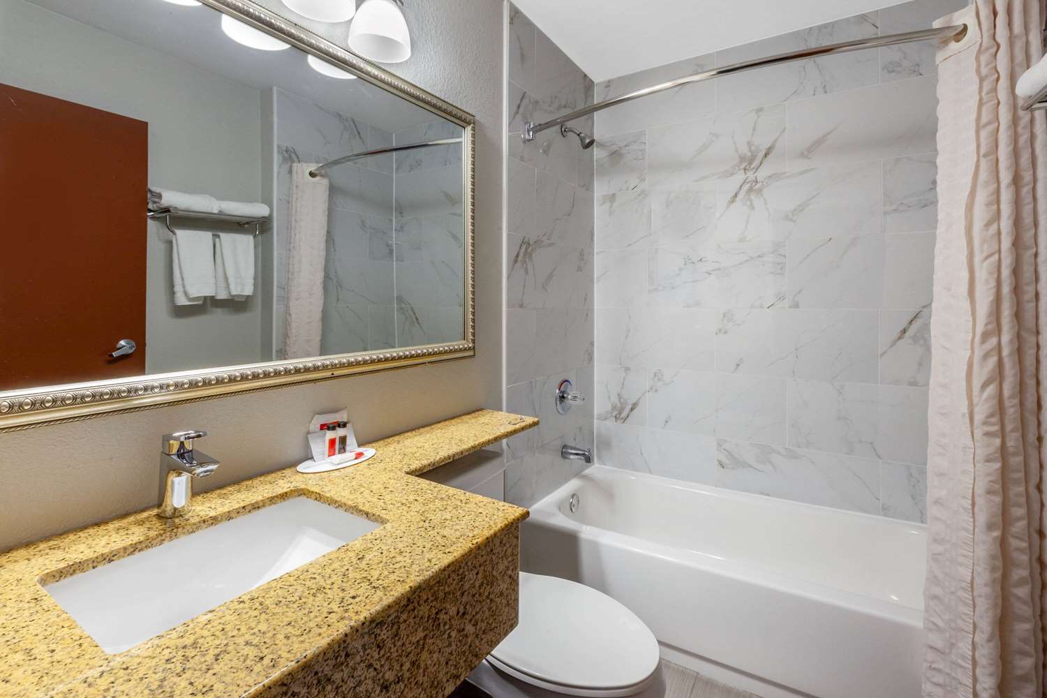 Microtel Inn & Suites by Wyndham BWI Airport Baltimore 38/40