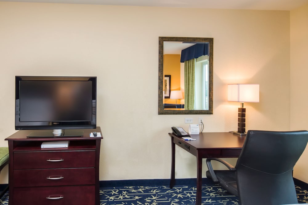 Holiday Inn Express Hotel Suites Orlando Apopka 34/38