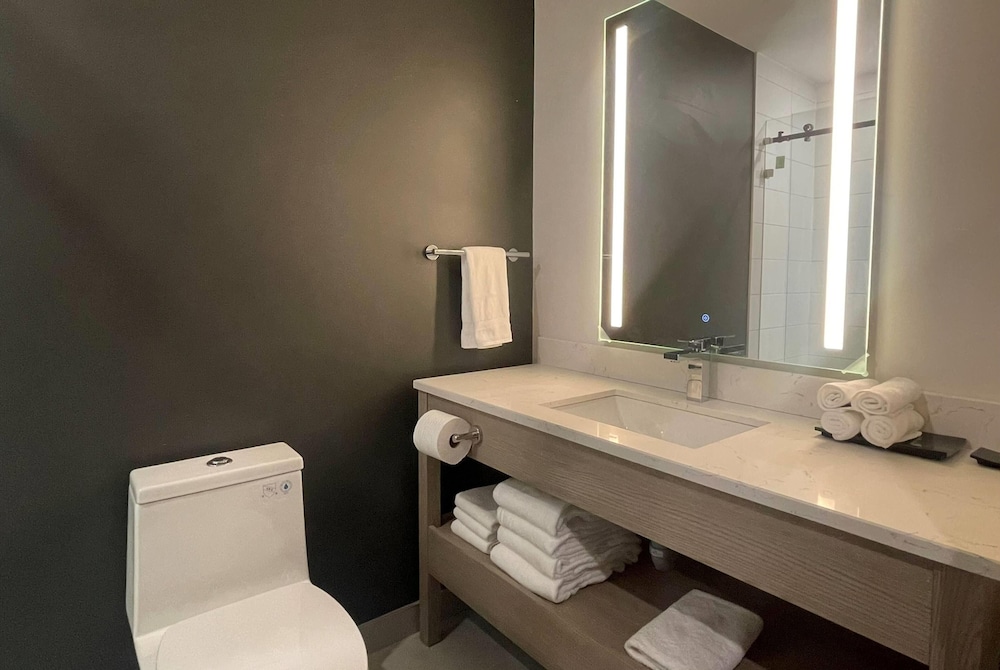 La Quinta Inn & Suites by Wyndham Kelowna BC 51/51