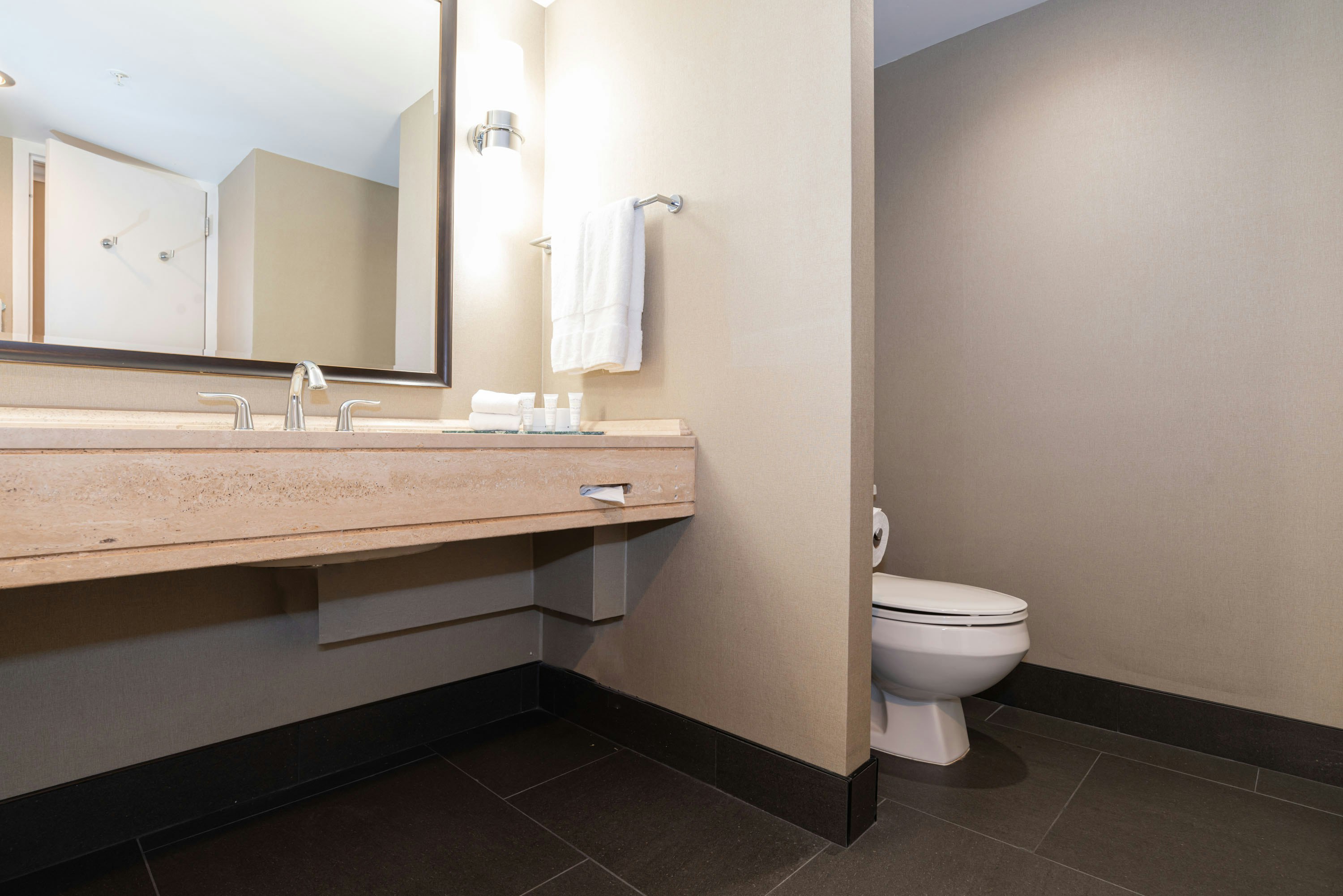 غرفة غراند بريميوم بسرير كينج في الطابق العلوي، Sandman Signature Edmonton Downtown Hotel 5/6