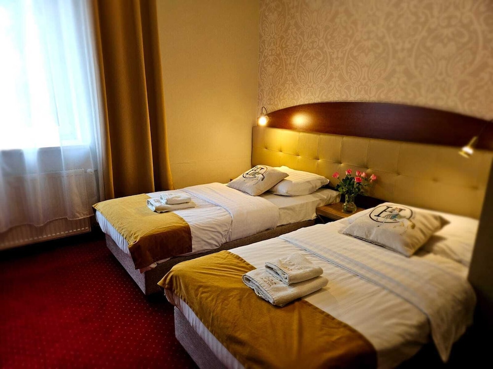ROOM, TWIN BEDS