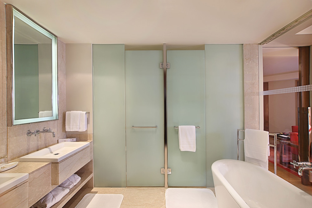 TRIDENT BANDRA KURLA 18/67