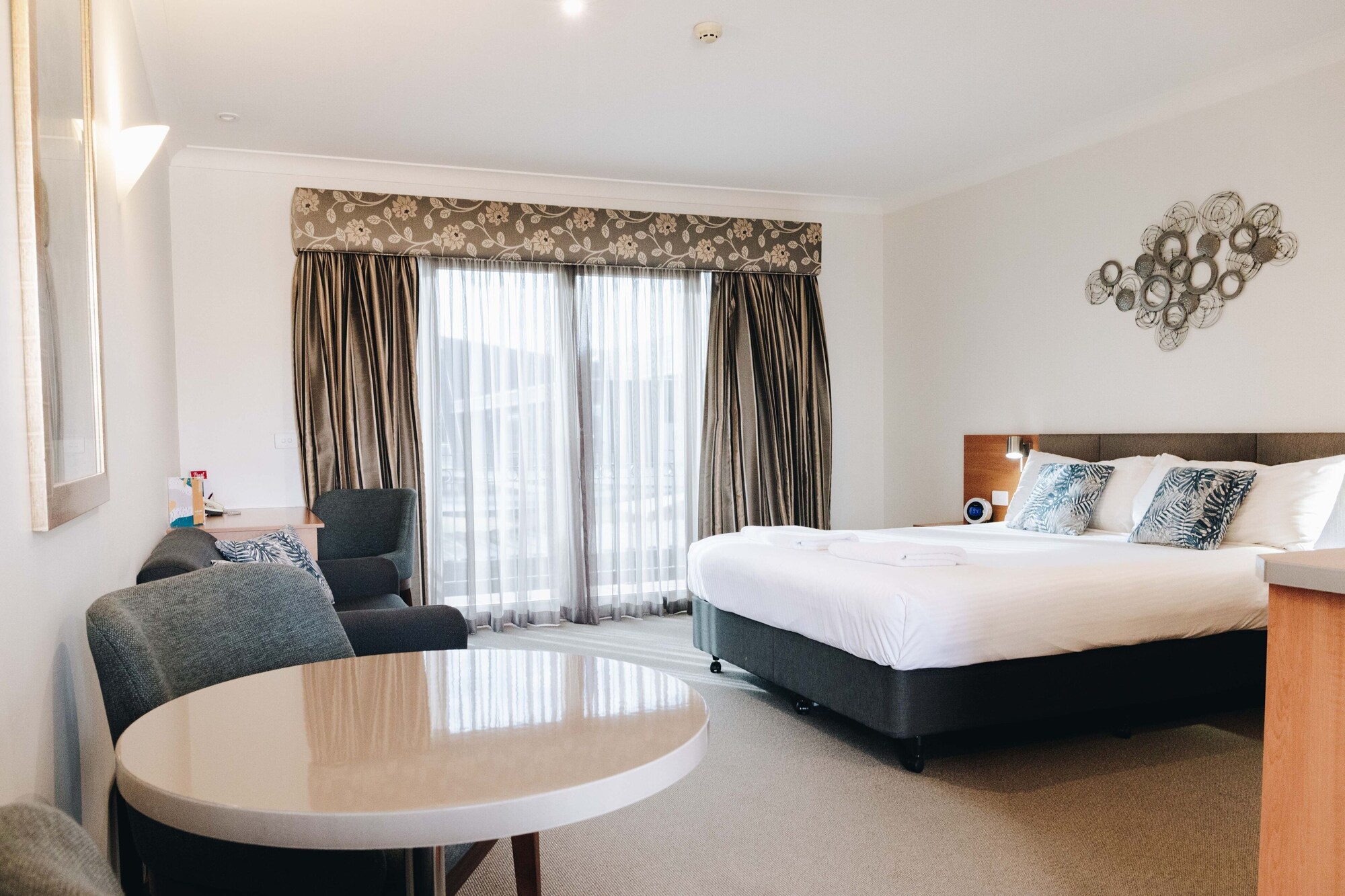 Spa, Suite, Queen Bed, Corner