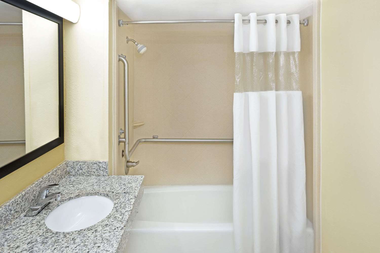 Days Inn by Wyndham Columbus-North Fort Moore 24/25