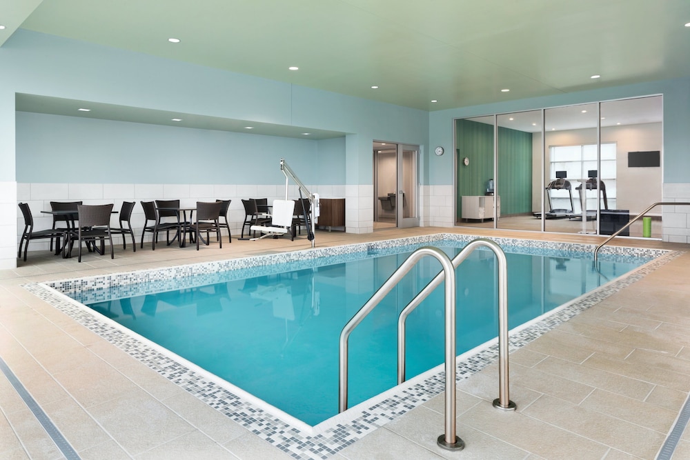 Holiday Inn Express And Suites Duluth North Miller Hill 34/59
