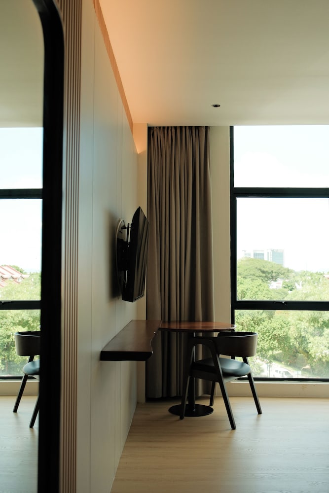 Roxy Hotel Apartment 33/58