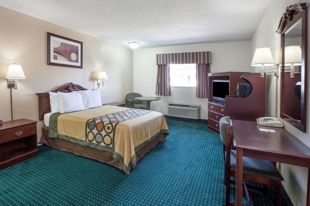 Super 8 By Wyndham Clinton 15/40