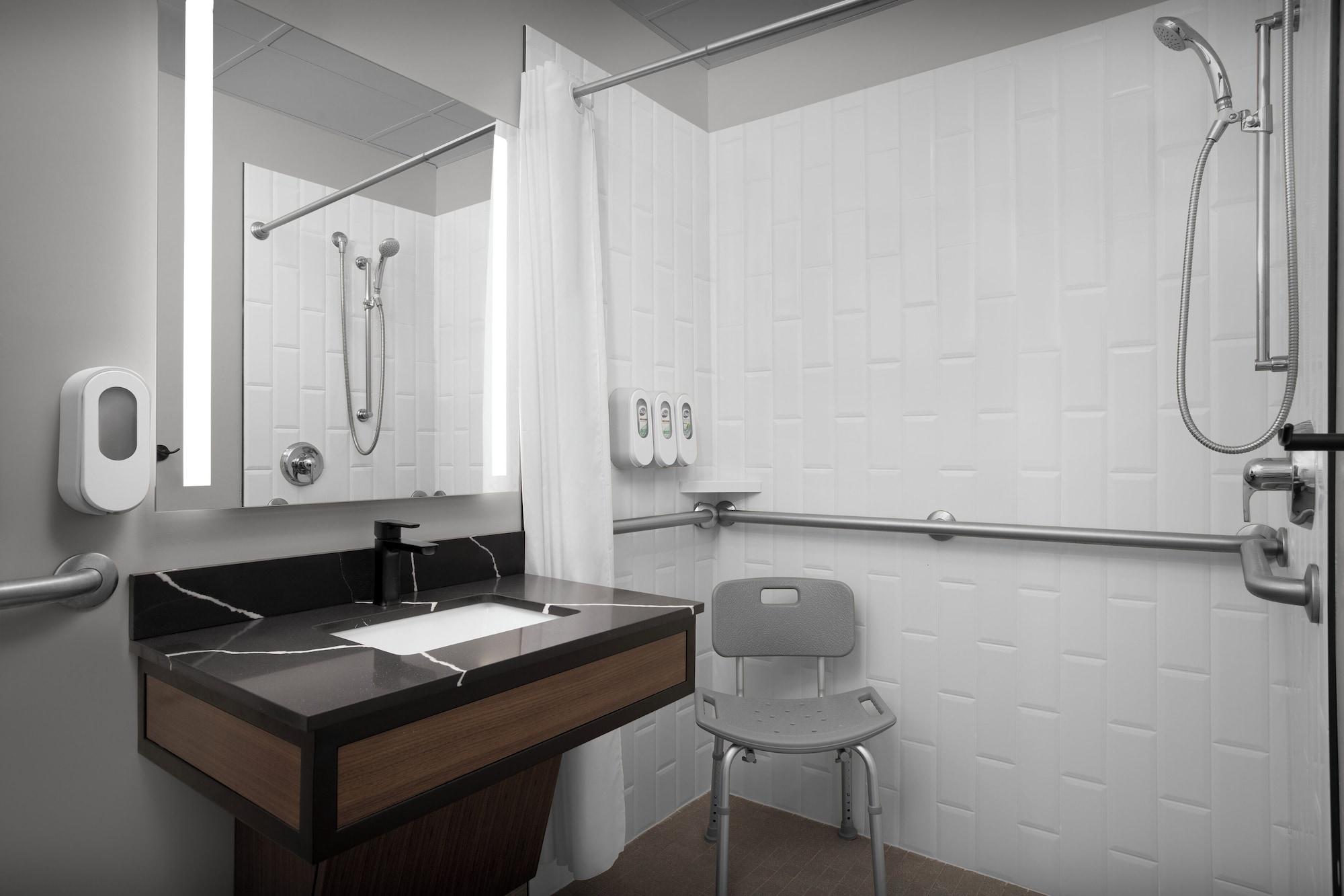 جناح بسرير كينج بغرفتي نوم لذوي الإعاقة، The Suites Hotel at Waterfront Plaza 4/4
