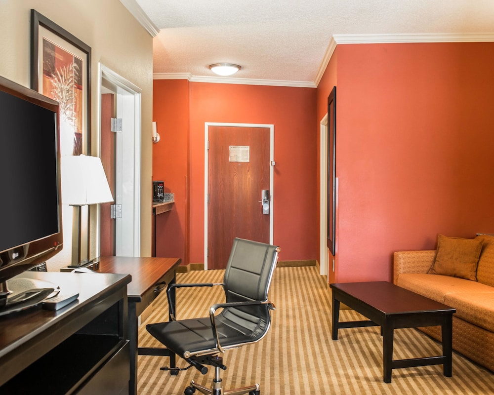 Comfort Suites Panama City Near Tyndall AFB 27/43