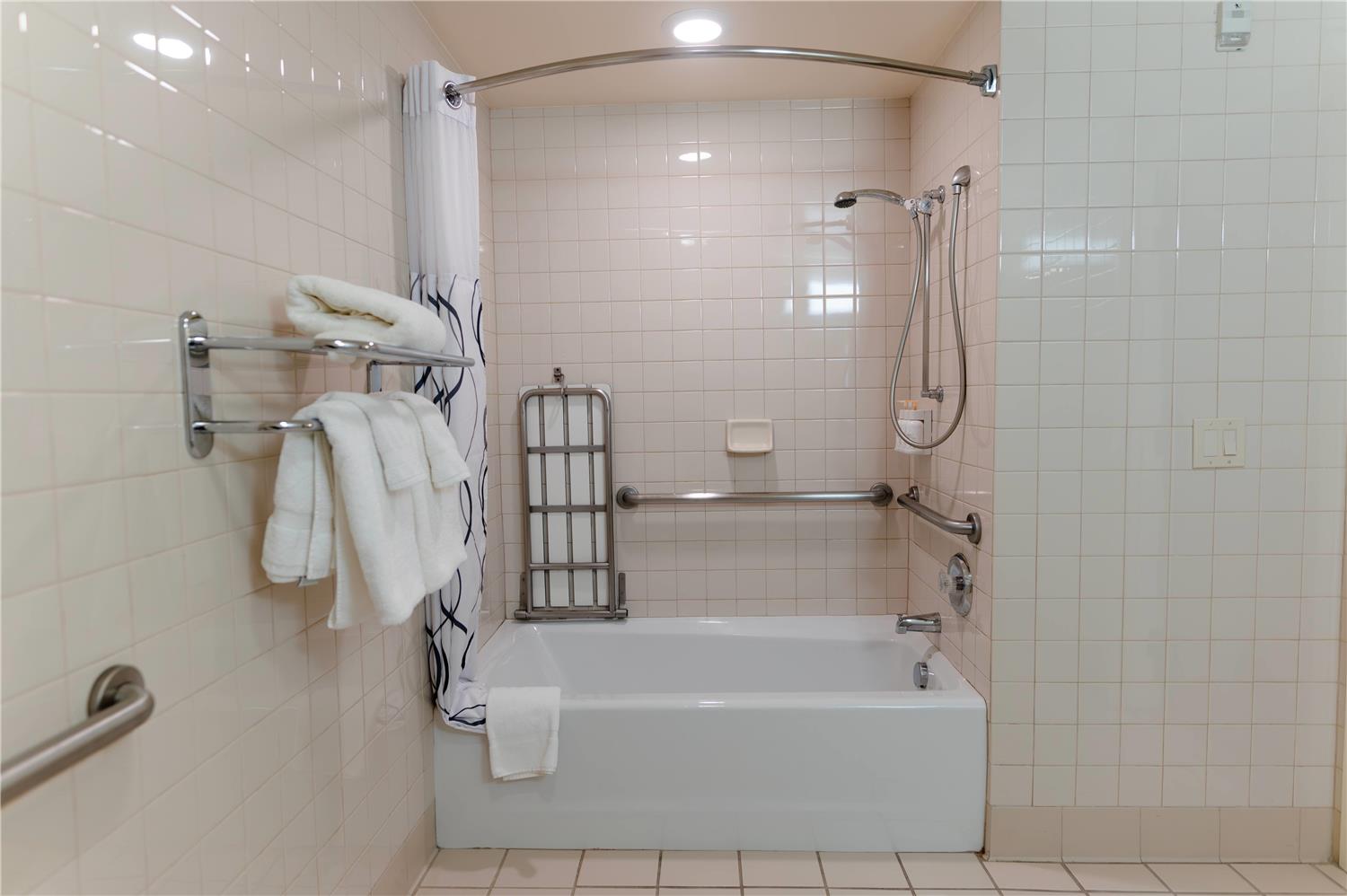Howard Johnson by Wyndham Anaheim Hotel and Water Playground 3/3