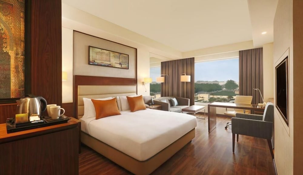 GUEST ROOM, KING BED, CITY VIEW