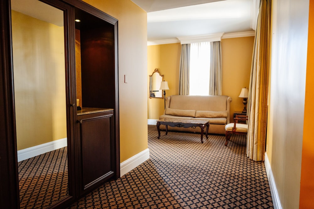Suite, King Bed, Sofa, The Lafayette by LuxUrban 6/7