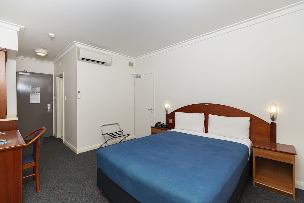 Budget, Queen Bed, No Window
