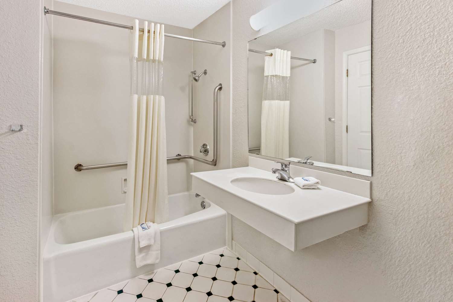 Go 2 Hotel by Reliance 20/20