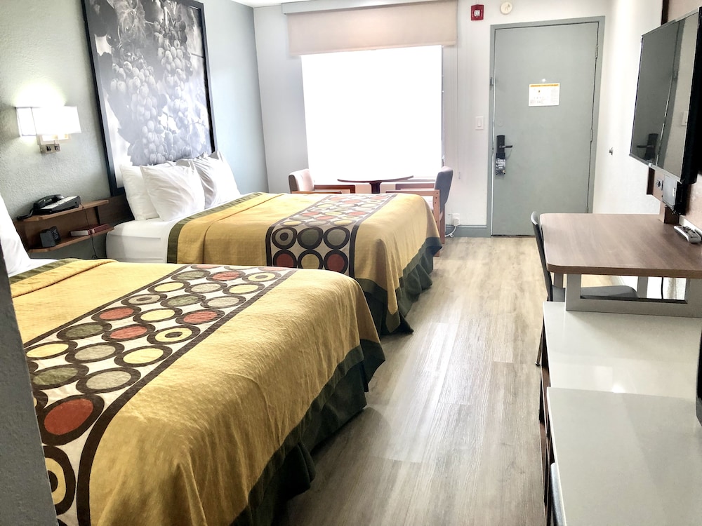 غرفة قياسية بسريرين كوين، Super 8 by Wyndham Fort Bragg 4/10