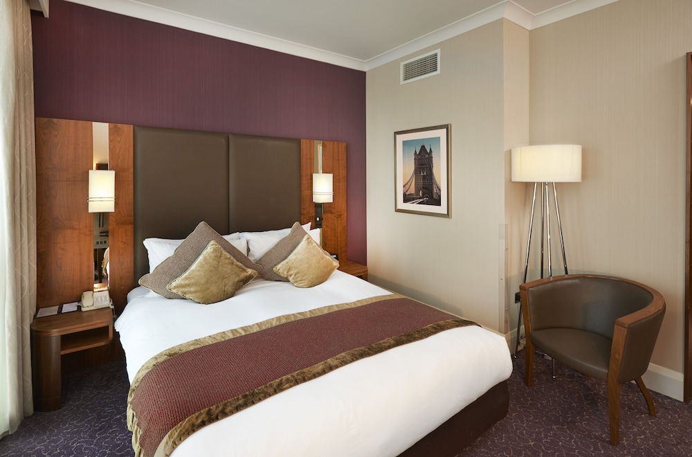 Crowne Plaza Ealing 13/76