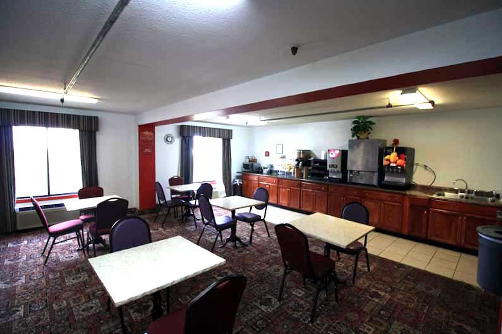 Norwood Inn Suites Roseville 25/30