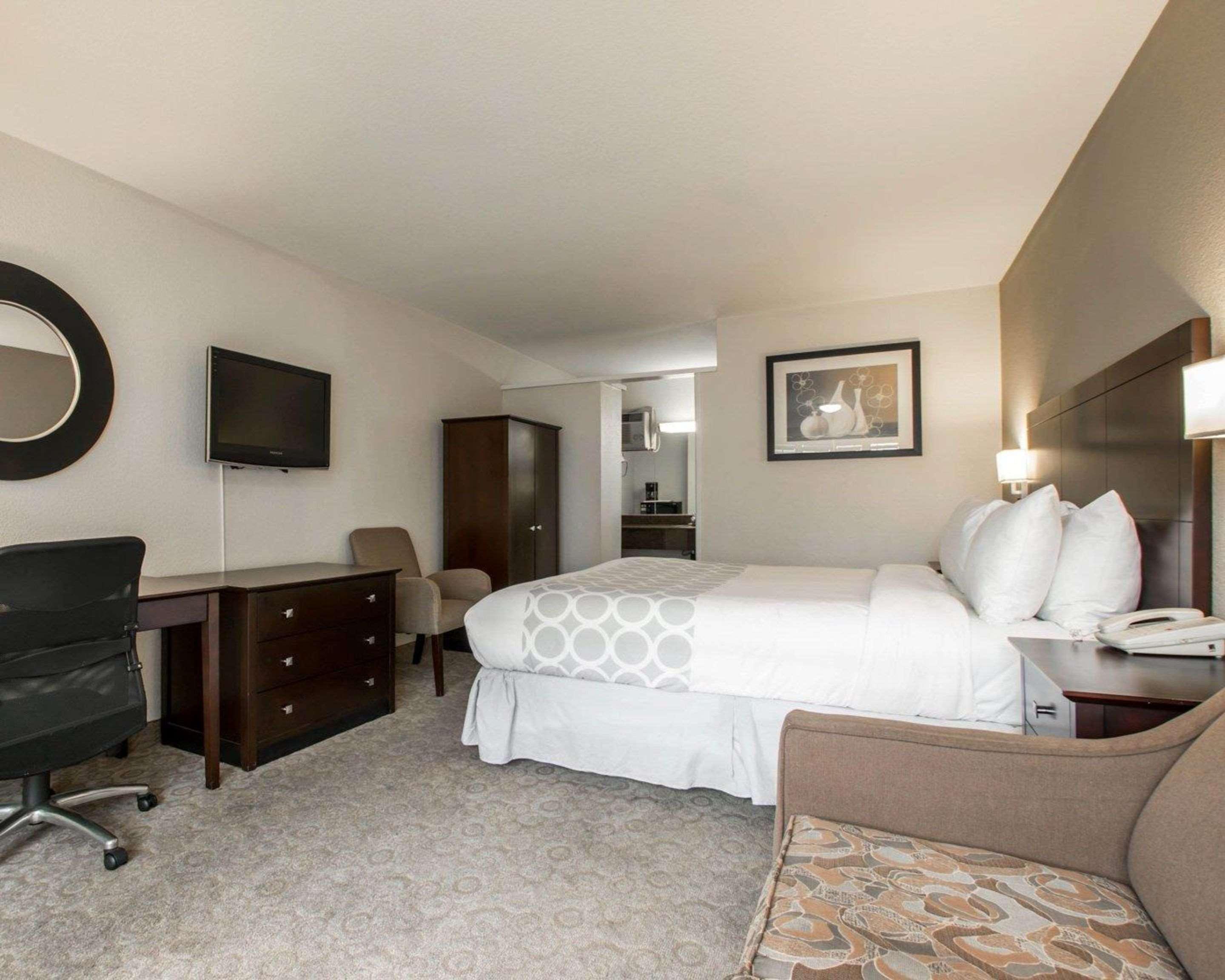 غرفة بسرير مزدوج، Rodeway Inn Convention Center 2/2