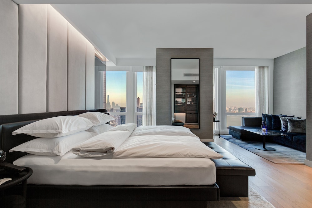 Equinox Hotel 10/78