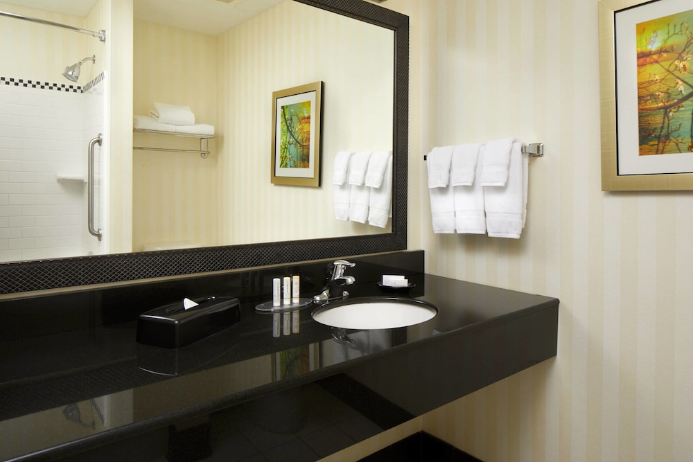 Fairfield Inn Suites Cumberland 48/50