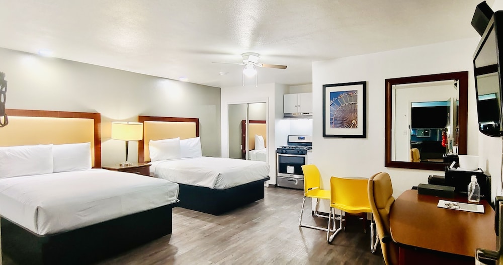 غرفة بسريرين مزدوجين، Oceanside Inn and Suites a Days Inn by Wyndham 2/5