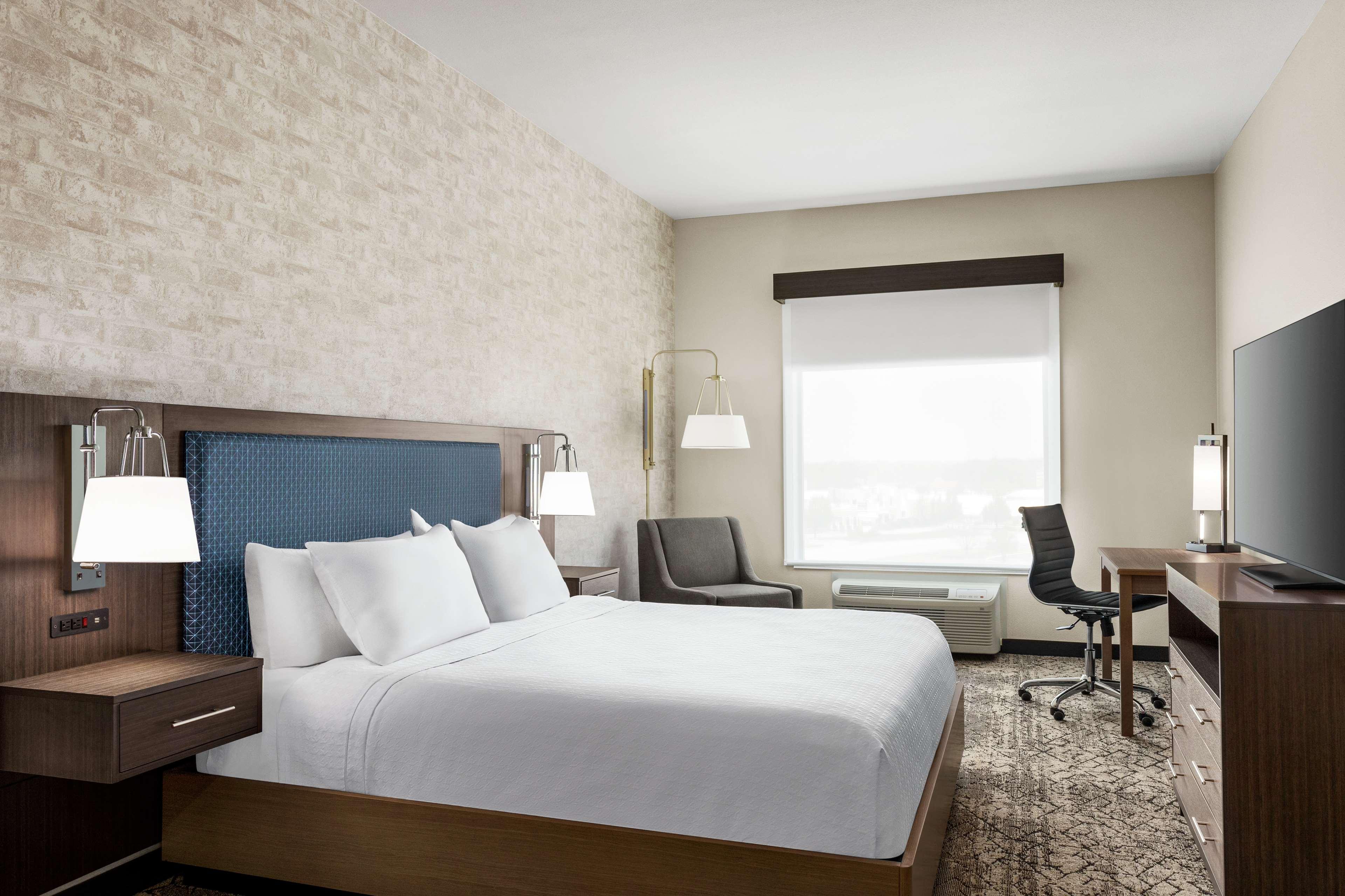 1 BEDROOM, SUITE, KING BED