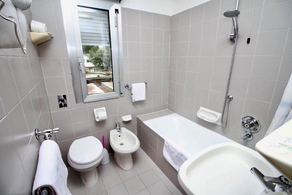 ROOM, SINGLE