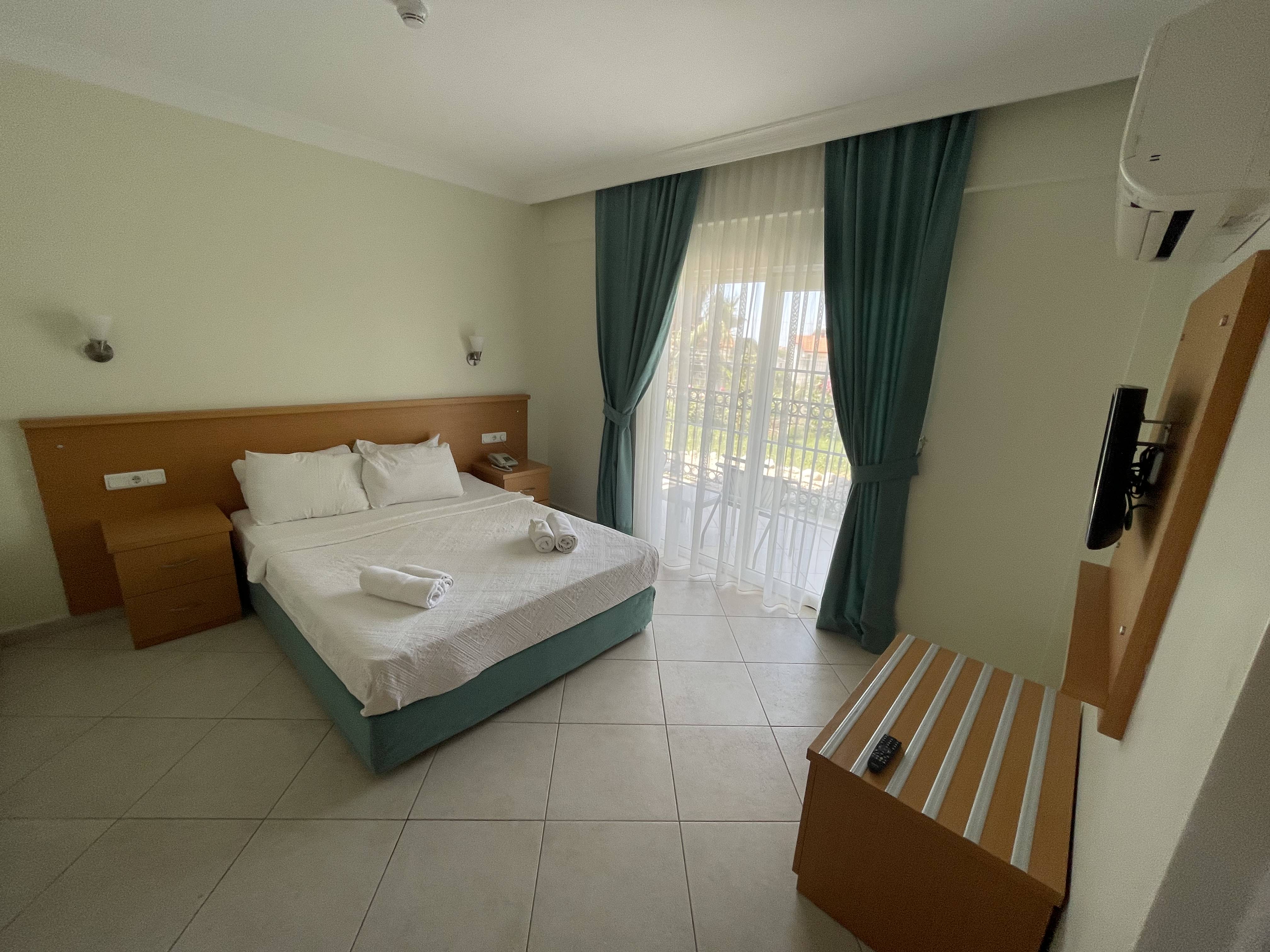 DELUXE, DOUBLE BED