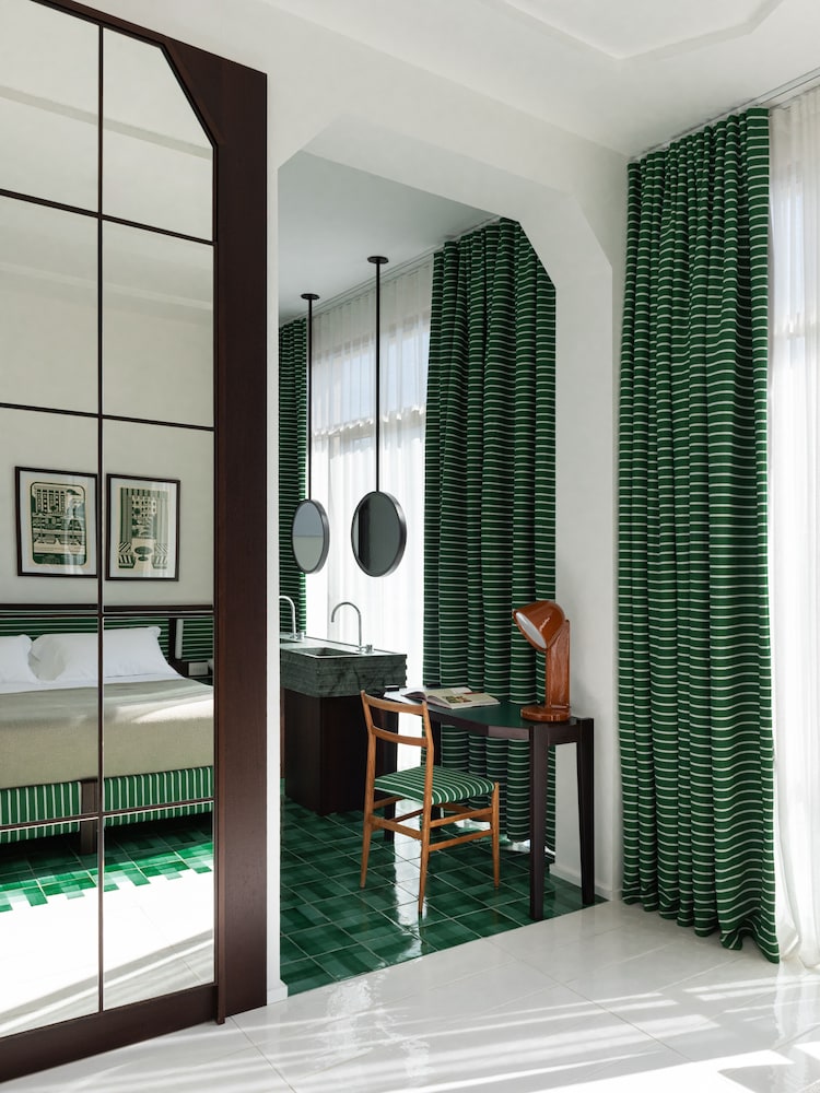 Signature, King Bed, Grand Hotel Flora Sorrento 6/6