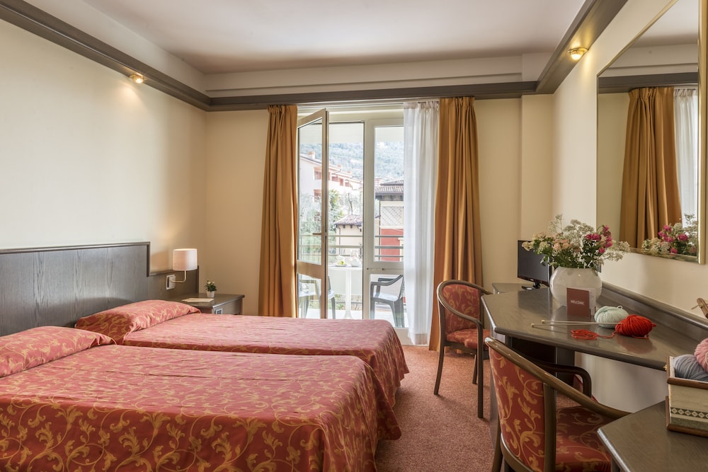 HOTEL DRAGO 12/50