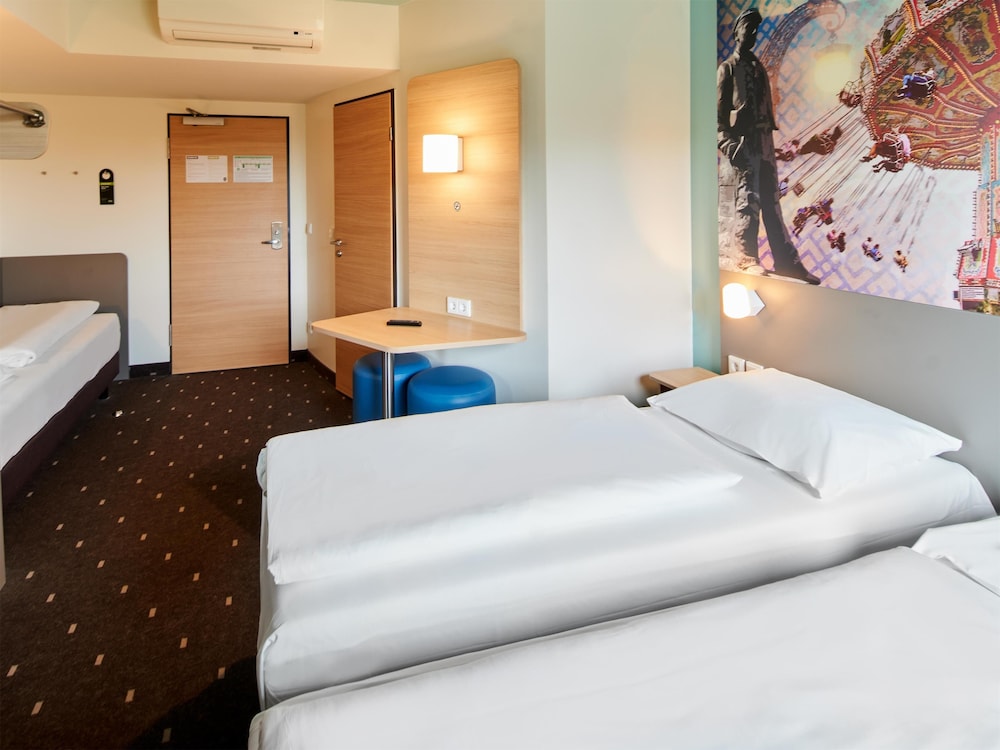 ROOM, TRIPLE, 1 QUEEN AND 1 SINGLE BED