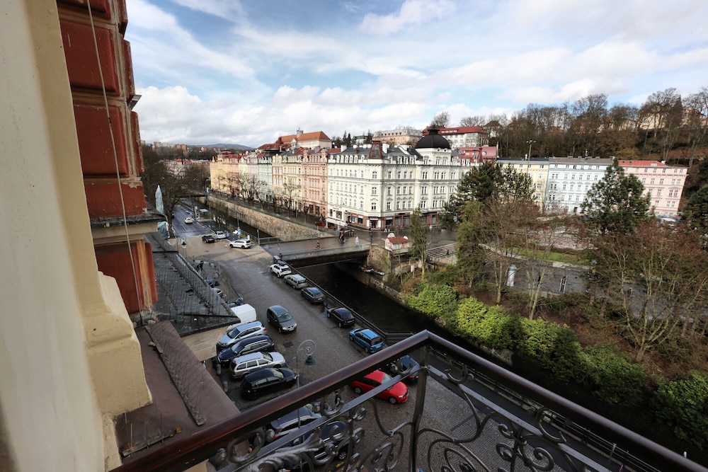 Hotel Romania 35/41