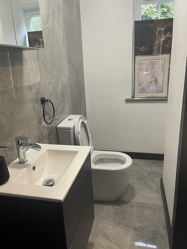 Da Vinci Guest House Gatwick 50/56