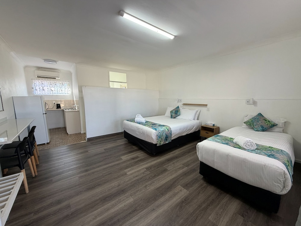 RIVIERA MOTEL BUNDABERG 7/44