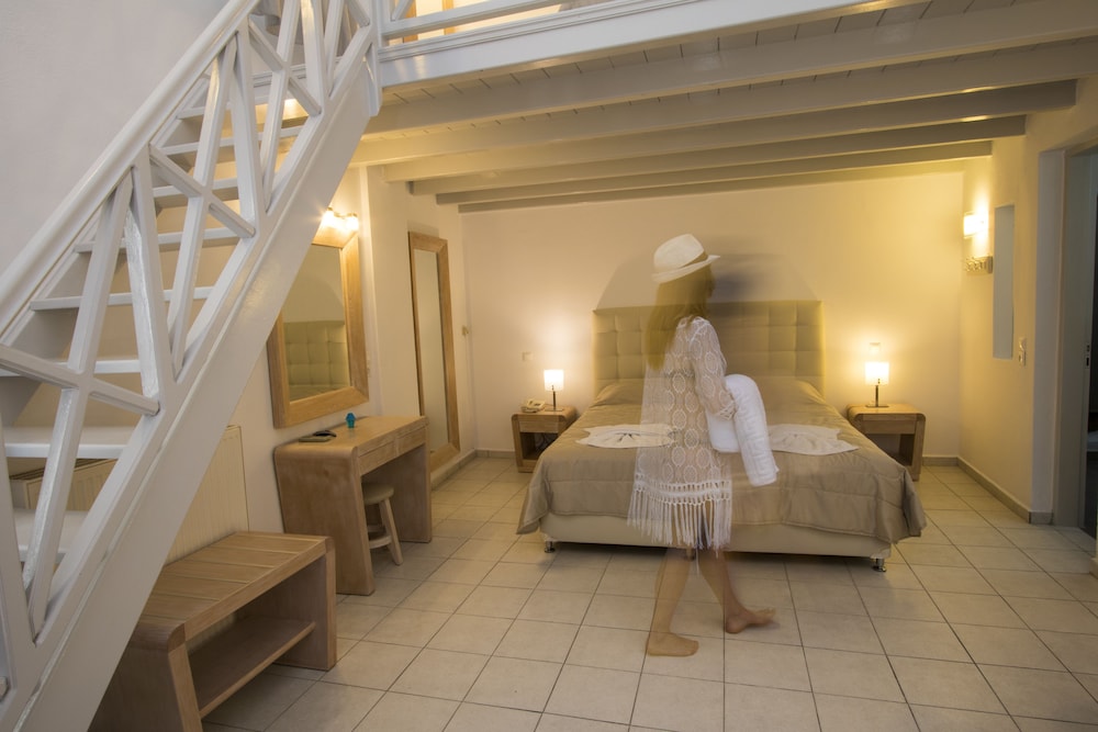 Erato Apartments Santorini 25/75