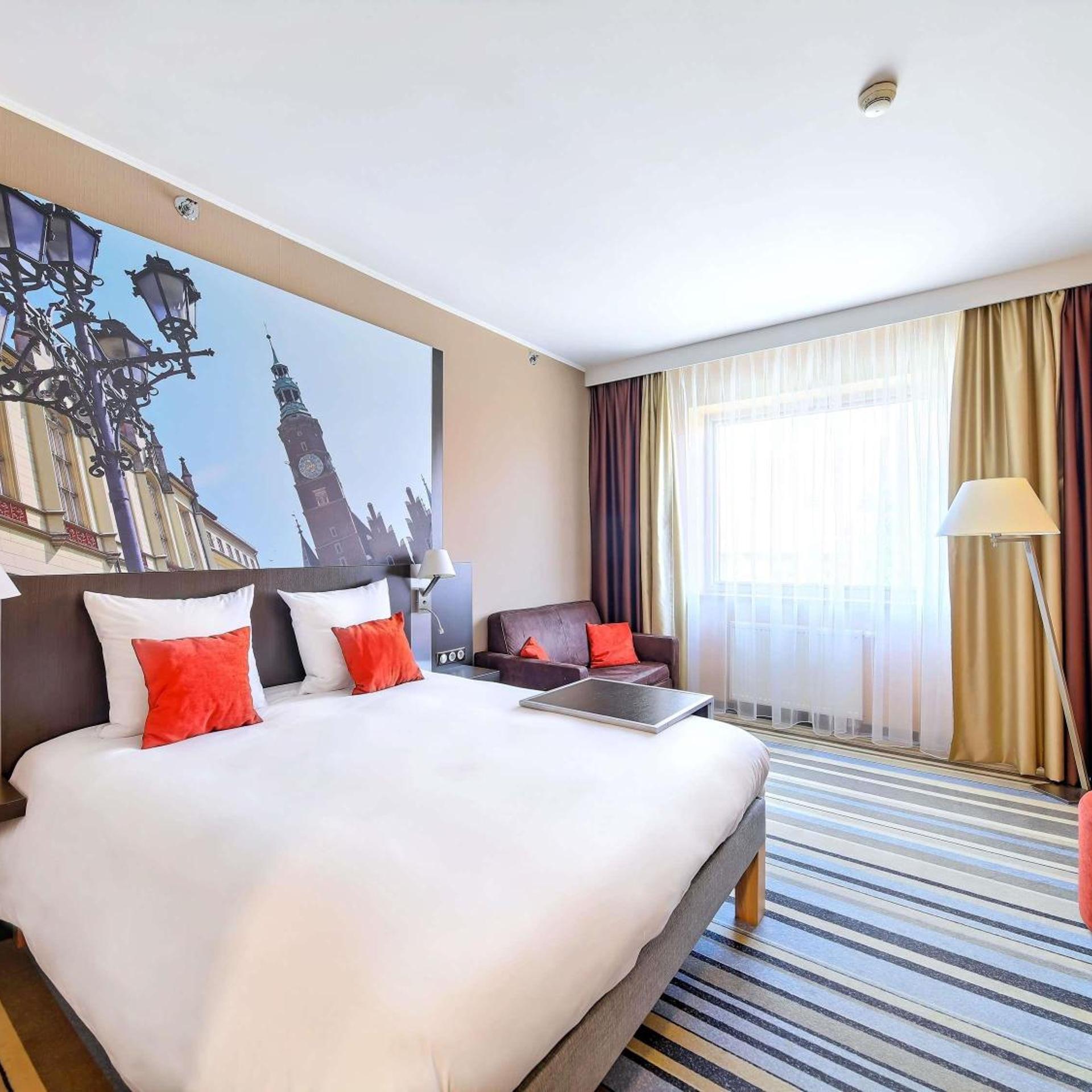 CLASSIC, DOUBLE BED, CITY VIEW, SOFA